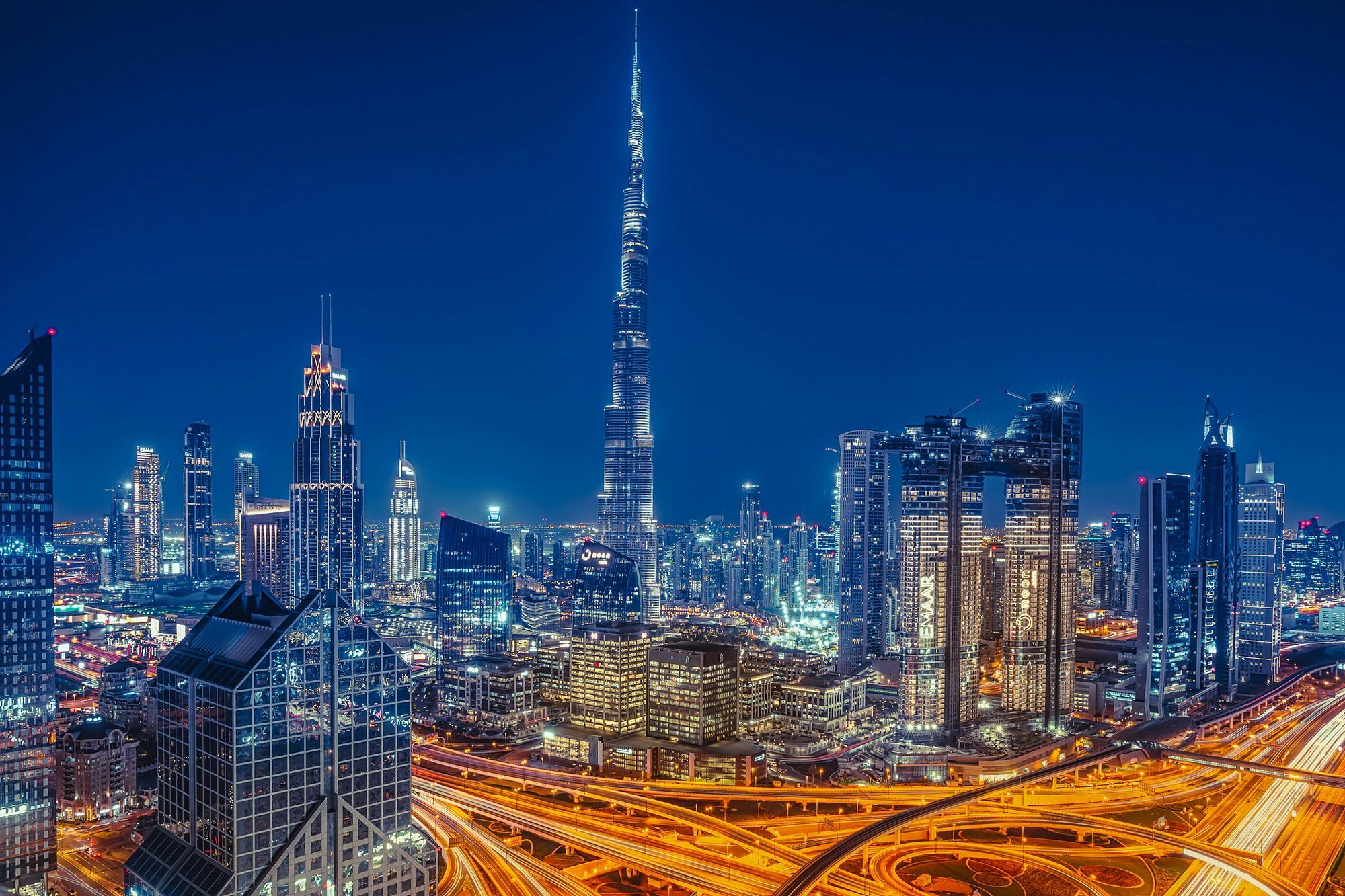 Alacakaranlıkta Downtown Dubai ve Burj Khalifa